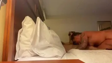 هجوم الصراصير على غرفة الفندق
